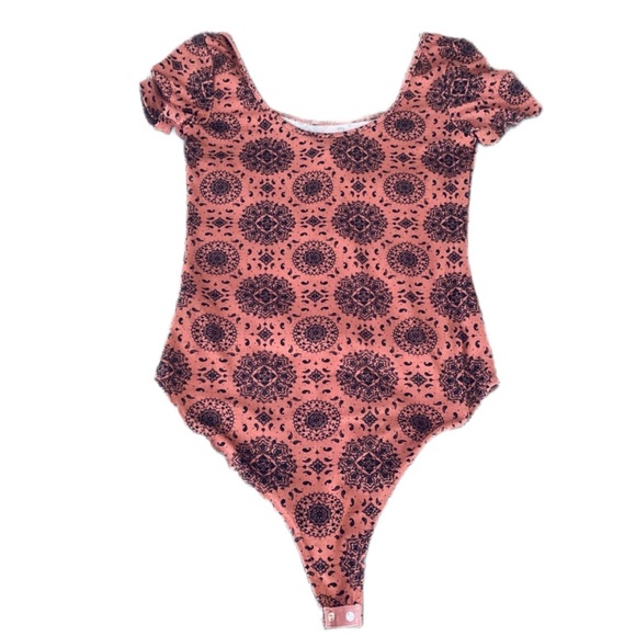 Womens coral/blush, pink Geometric  Bodysuit One-Piece Size Small Snap - Picture 1 of 12